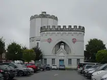 Bailleul, Geb�ude und historischer Wasserturm in der Rue de Fontaine (06.09.2024)