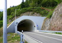 Oberwinden im Elztal, das Ostportal des neuen Brandbergtunnels, die B294 entlastet den Ort hierdurch enorm und verkrzt die Fahrzeiten erheblich, Baubeginn 2015, Erffnung 2.9.24, Lnge 880m, Sept.2024