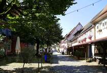 Burkheim, Blick in dei Mittelstadt, das Zentrum des Ortes, Aug.2024