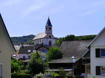 Kichlinsbergen im Kaiserstuhl, Blick zur Kirche, hoch ber dem Winzerdorf, Aug.2024
