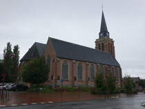 Fletre, Pfarrkirche St. Matthieu, erbaut im 14. Jahrhundert, vergrert im 18. Jahrhundert (06.09.2024)