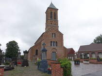 Bissezeele, Pfarrkirche St. Adrien in der Rue de la Mairie (06.09.2024)