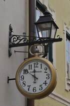 Groe Uhr an einer Hauswand in Schwaz. 08.2024