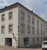 Schne Fensterrahmenmalerei, an einem Gebude in Schwaz. 08.2024