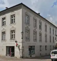 Sch�ne Fensterrahmenmalerei, an einem Geb�ude in Schwaz. 08.2024