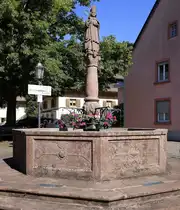 Elzach im Elztal, der Nikolausbrunnen, mit �ber 400 Jahren der �lteste Brunnen der Stadt, Juli 2022