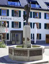Elzach im Elztal, der Brunnen der Narrenzunft von 1969 am B�renplatz, Juli 2022