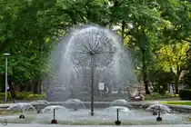 Der L�wenzahnbrunnen befindet sich im Zentrum des Platz des 18. M�rz, so gesehen Anfang September 2024 in Kolberg (Kołobrzeg).