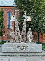 Im Jahr 2000 wurde dieses Denkmal eingeweiht, welches den damaligen Papst Johannes Paul II., K�nig Otto III., Bolesław Chroby und den Nachfolgerpapst Benedikt XVI. zeigt. (Kolberg (Kołobrzeg), September 2024)