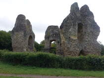 Odiham Castle an der Flussschleife des River Whitewater. Erbaut ab 1204 durch Knig Johann Ohneland (08.09.2024)