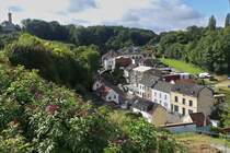 Blick von der Burgruine auf den Daalhemerweg mit oben in der Ecke dem Wilhelminaturm in Valkenburg. 12.09.2024