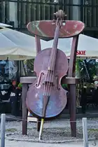Eines von dreien übergroßen Streichinstrumenten, welche in Anfang September 2024 in Kolberg (Kołobrzeg) entdeckt hatte.