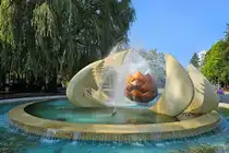 Der Brunnen mit dem gew�hnungsbed�rftigen Namen  Der Kiefer des Pr�sidenten  im brutalistischen Stil erbaut. (Kolberg (Kołobrzeg), September 2024)