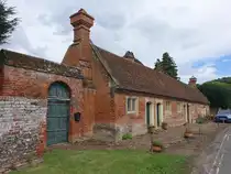 Mapledurham, historisches Backsteinhaus in der Dorfstra�e (08.09.2024)