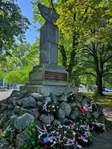 Das Denkmal f�r die Gefallenen der K�mpfe um Kolberg wurde am 18. M�rz 1948 enth�llt und ist laut Gedenktafel  An diejenigen, die im M�rz 1945 im Kampf f�r die Befreiung von Kołobrzeg gefallen sind.  gerichtet. (Kolberg (Kołobrzeg), September 2024)