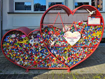 Ein Sammelbehlter fr Plastikdeckel, so gesehen im September 2024 am Rathaus in Koszalin (Kzlin).