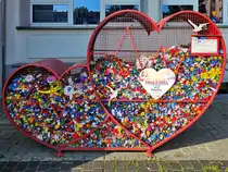 Ein Sammelbeh�lter f�r Plastikdeckel, so gesehen im September 2024 am Rathaus in Koszalin (K�zlin).