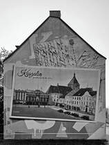 An dieser Gebudefassade wurde das historische Koszalin (Kzlin) verewigt. (September 2024)