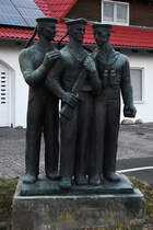 Das Matrosendenkmal  Waffenbrderschaft  wurde 1975 an der Alten Wache in Peenemnde aufgestellt. (September 2024)