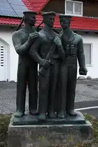 Das Matrosendenkmal  Waffenbr�derschaft  wurde 1975 an der Alten Wache in Peenem�nde aufgestellt. (September 2024)