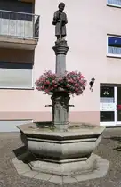 Elzach, Brunnen an der Hauptstra�e, Juli 2022