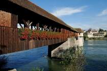 Holzbr�cke - Ein ber�hmtes Wahrzeichen der Stadt am Rhein. In der Mitte verl�uft die deutsch-schweizer Grenze, die man aber nicht als Trennung wahrnimmt, wie so viele andere Grenzen. 6.10.2006.