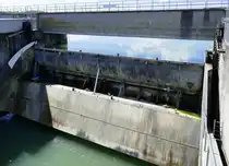 Rhinau/Elsa�, Rheinwehr, geschlossenes Wehr bei Niedrigwasser, Aug.2024