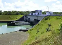 Rhinau/Elsa�, die Rheinschleuse mit zwei Kammern, Fallh�he 13,30m, seit 1963 in Betrieb, Aug.2024