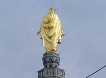 Die heilige Jungfrau auf der  Chapelle Saint Thomas - Sainte Marie  in Lyon am 18.10.23. Sie dreht uns den Rcken zu. Aber so sind sie halt, diese Jungfrauen.