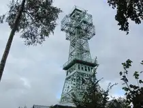 Der 38m hohe Aussichtsturm  Josephskreuz  auf dem Auerberg im Harz gilt als das gr��te Doppelkreuz der Welt. Aufnahme vom 01.10.2024.