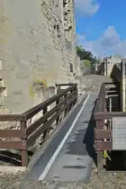 Hier war fr�her die Zugbr�cke �ber dem Graben zum Zugang der Burg. Rundgang durch die H�henburgruine in Valkenburg, gebaut um das Jahr 1115, zerst�rt durch Niederl�ndische Truppen im Jahr 1672, und nicht wieder Aufgebaut. 12.09.2024