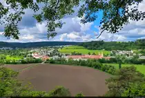 In Rebdorf, einem Ortsteil der Stadt Eichst�tt, sticht das ehemalige Augustiner-Chorherrenstift (rechte Bildh�lfte) hervor. Das Kirchdorf liegt im Tal der Altm�hl.

🕓 25.5.2024 | 10:42 Uhr