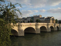 Der Pont Neuf in Paris am 16.09.2008.
Er/Sie ist die lteste im Originalzustand erhaltene Brcke ber die Seine. Ihr Bau begann 1578 und dauerte bis 1607.
Sie verbindet den Quai du Louvre am rechten Seineufer im 1. Arrondissement mit dem Quai de Conti und dem Quai des Grands Augustins am linken Seineufer im 6. Arrondissement. Etwa in der Mitte berquert sie die westliche Spitze der le de la Cit.(Text: Wikipedia)