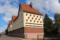 An einem renovierten Wohnhaus in der Bahnhofsstrae in Pasewalk hngen zahlreiche Nistksten. Gesehen am 04. Oktober 2024.