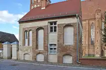Das Elendenhaus in Pasewalk am 04. Oktober 2024 vor der  St.-Marien-Kirche