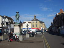 St. Ives, Oliver Cromwell Denkmal und Gebude am Market Hill (12.09.2024)