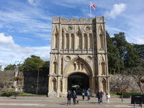 Bury St. Edmunds, Abbey Gate zum Great Courtyard, erbaut im 14. Jahrhundert (12.09.2024)