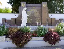 Widensolen im Oberelsa�, Denkmal f�r die Gefallenen der beiden Weltkriege, neben der St.Nikolaus-Kirche, Aug.2024