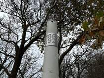 33 wei gestrichene Betonpfosten stehen auf dem Grenzweg von Villebl nordstlich von Ribe (Ripen) nach Vester Vedsted am Wattenmeer. Die Pfosten markieren die Grenze zwischen Dnemark und Deutschland von 1864 bis 1920. Aufnahme: 24. Oktober 2024.