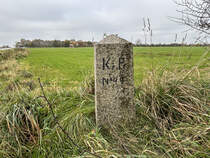 stlich des Dorfes Kalvslund steht einer der wenigen Grenzsteine von der ehemaligen Grenze zwischen Dnemark und Deutschland. Die Grenze verlief hier von 1864 bis 1920, danach fiel Nordschleswig an Dnemark. Aufnahme: 24. Oktober 2024.