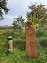 stlich von Kalvslund, an der Stelle, wo frher die dnisch-deutsche Grenze verlief, steht die sthlerne Silhouette von Karen Poulsen. Sie schmuggelte Hunderte von dnisch gesinnten Nordschleswigern ber die Grenze von Deutschland nach Dnemark, als sie whrend des Ersten Weltkriegs vom deutschen Militrdienst desertierten. Dieser Ort war von 1864 bis 1920 Teil der Grenze zwischen Dnemark und Deutschland.
Aufnahme: 24. Oktober 2024.