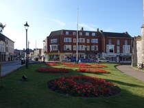Cromer, Huser und Blumenbeete an der Tucker Street (13.09.2024)