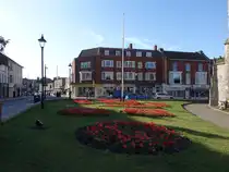 Cromer, H�user und Blumenbeete an der Tucker Street (13.09.2024)