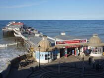 Cromer, denkmalgeschtzer Kstenpier, auf dem Pier befinden sich die Cromer Lifeboat Station und das Pavilion Theatre, erbaut 1901 (13.09.2024)