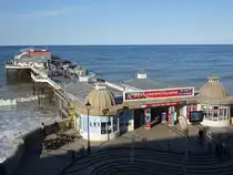 Cromer, denkmalgesch�tzer K�stenpier, auf dem Pier befinden sich die Cromer Lifeboat Station und das Pavilion Theatre, erbaut 1901 (13.09.2024)