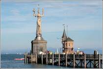 Der alte Leuchtturm und die Imperia beherrschen die Einfahrt zum Konstanzer Hafen. 10.08.2008