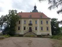 Schloss Hirschstein auf einem 25 Meter hohen Felsen am linken Elbufer, erbaut ab 1497, erweitert im 17. Jahrhundert (12.07.2024)