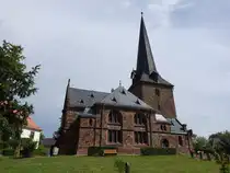 Schwarzbach, Ev. Dorfkirche, erbaut im 12. Jahrhundert aus Rochlitzer Porphyrstein, Kirchenschiff 1882 erneuert (12.07.2024)