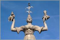 Die vom Knstler Peter Lenk geschaffene Imperia trgt auf ihren Hnden Kaiser und Papst. Die 10 m hohe Figur dreht sich innerhalb 3 Minuten um die eigene Achse. 10.08.2008.