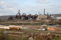 Die Vlklinger Htte aus einem Etwas anderen Blickwinkel, nmlich von der Hallerstrae aus. Im Vordergrund sind die Gleise der Werkbahn auf dem Saarstahl-Gelnde zu sehen.